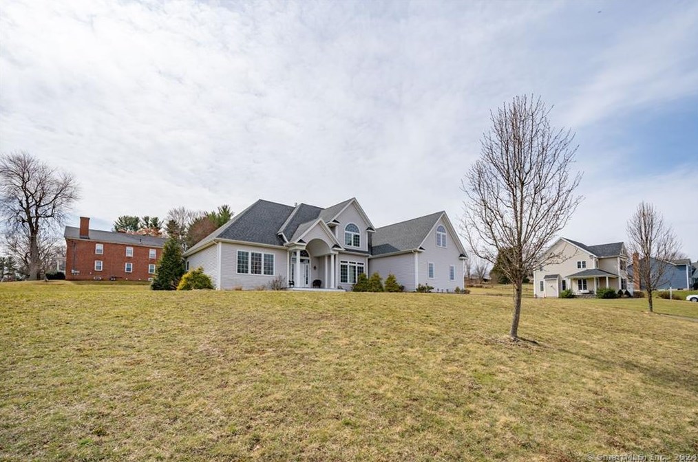 1 Breezy Knoll Dr, Bloomfield, CT 06002
