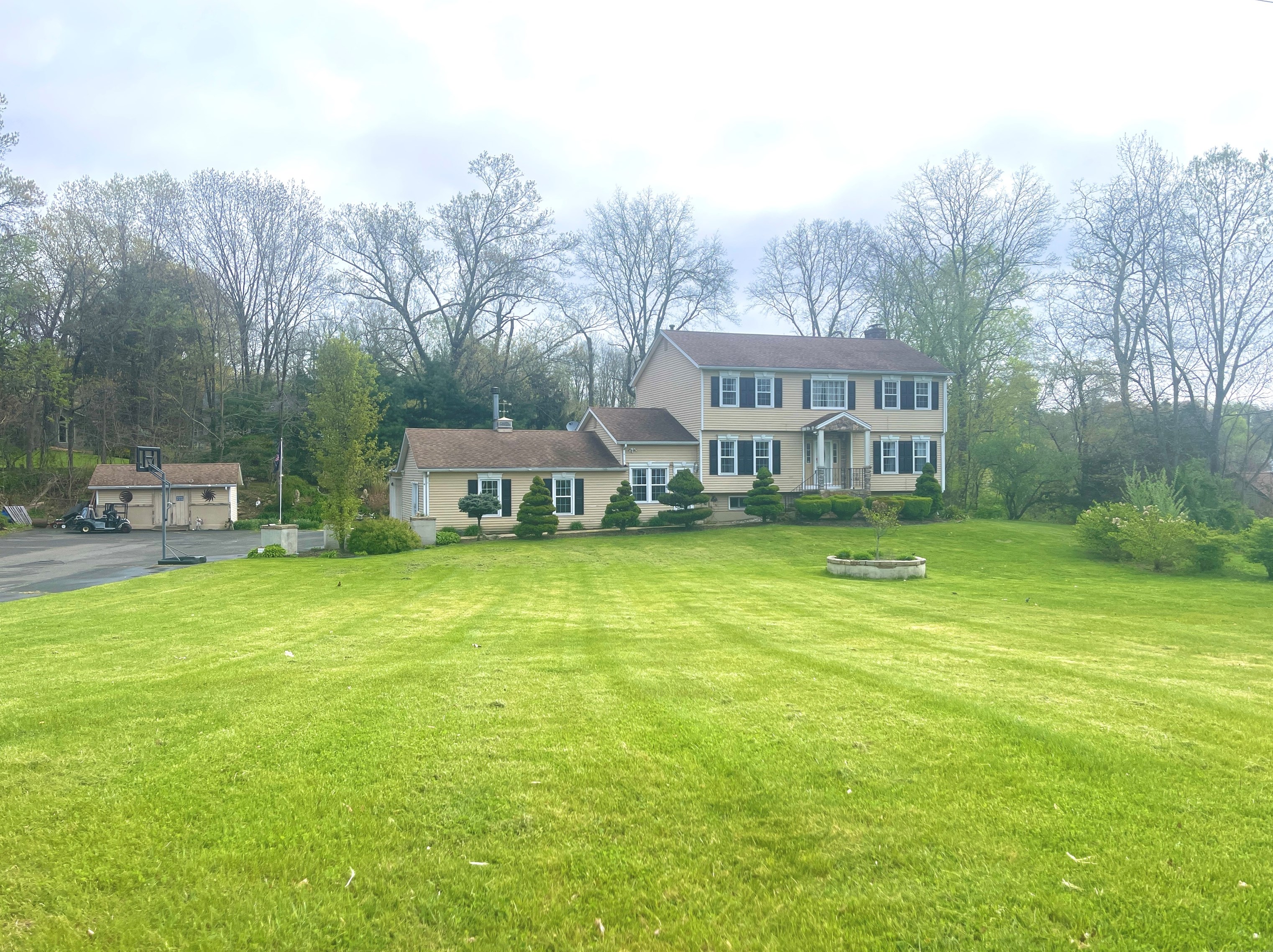 16 Hickory Hill Rd, Branford, CT 06405 exterior