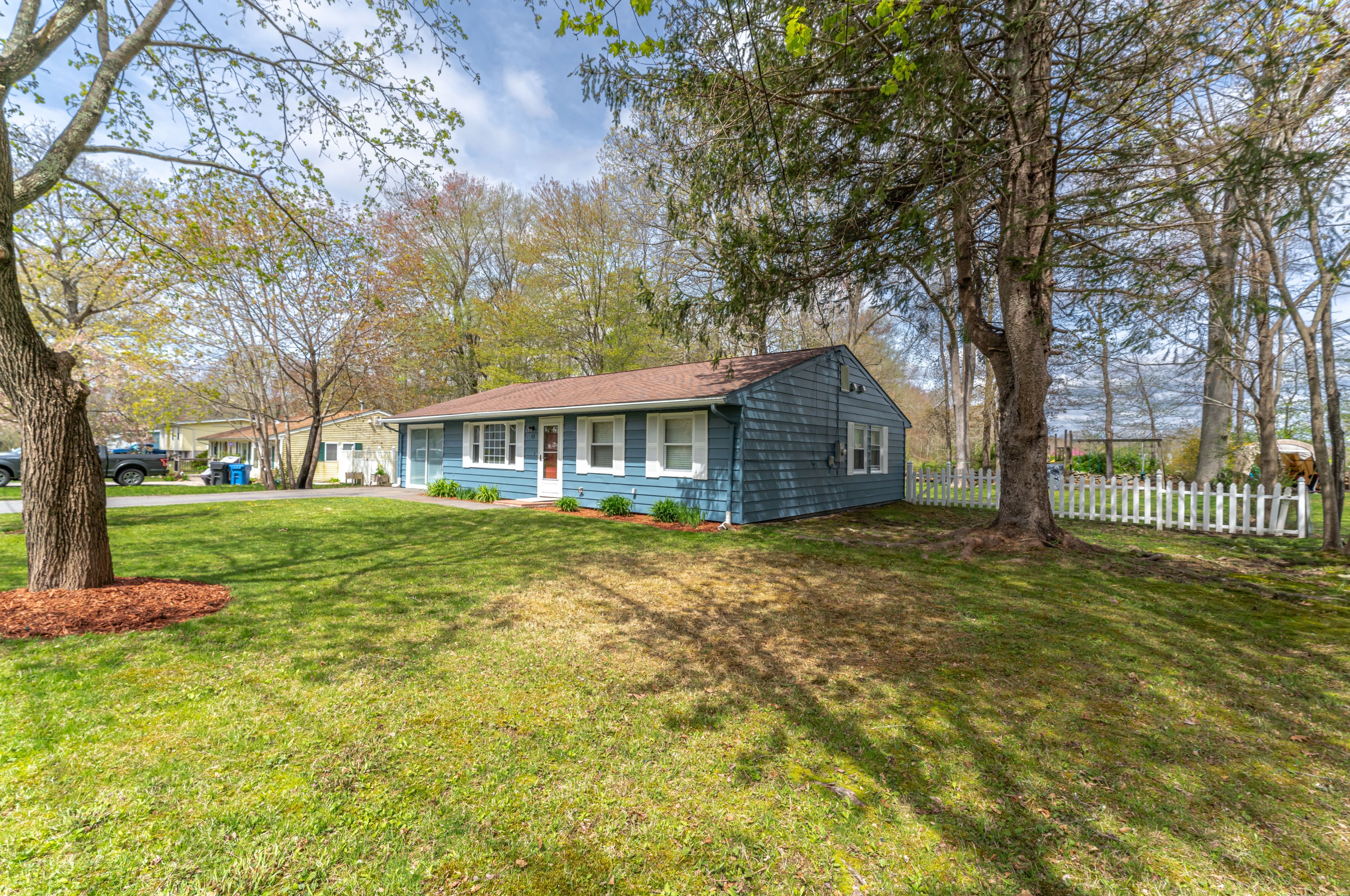 13 Pennywise Ln, Gales Ferry, CT 06339 exterior