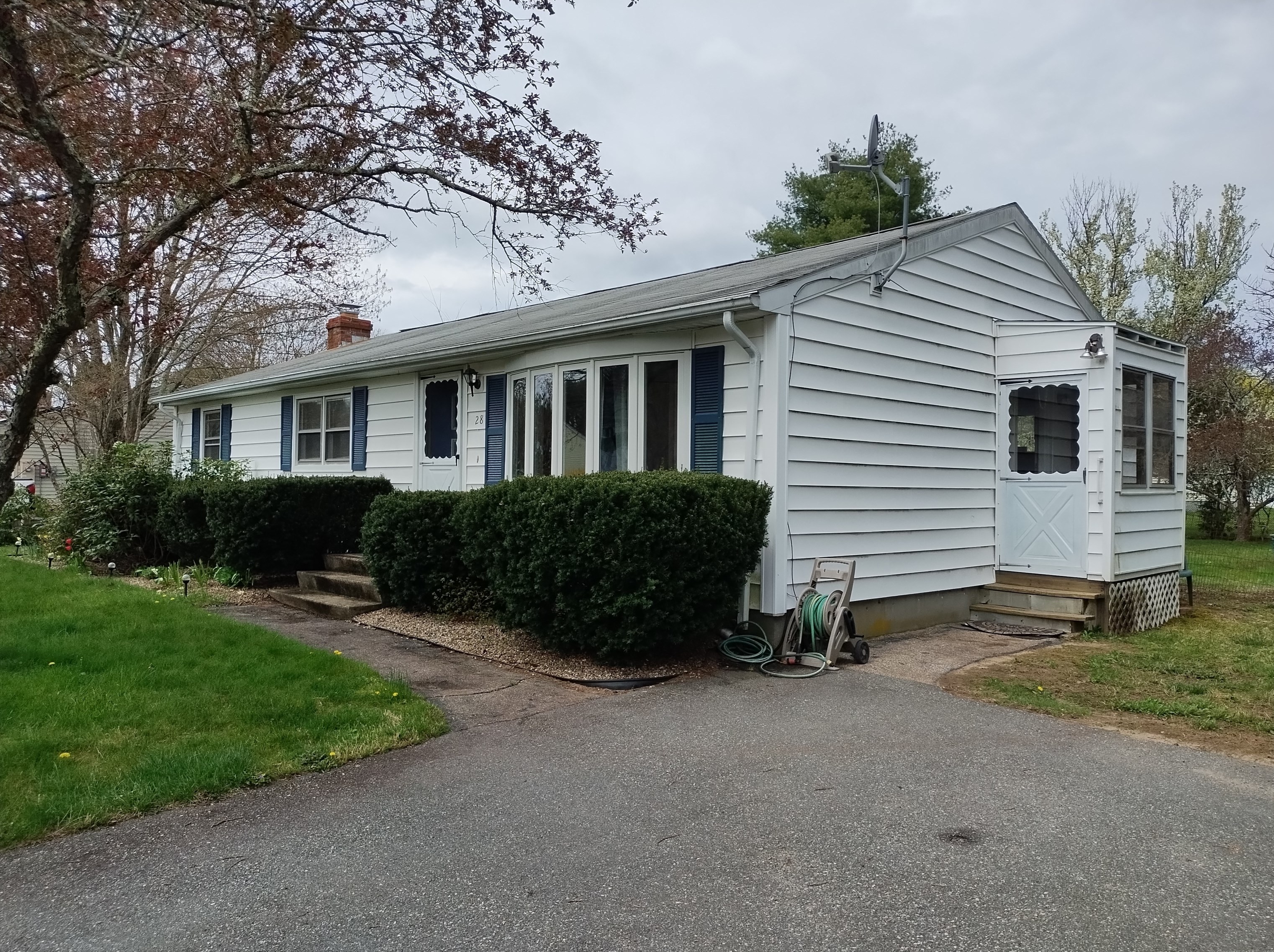 28 Porter Plain Rd, Thompson, CT 06277 exterior