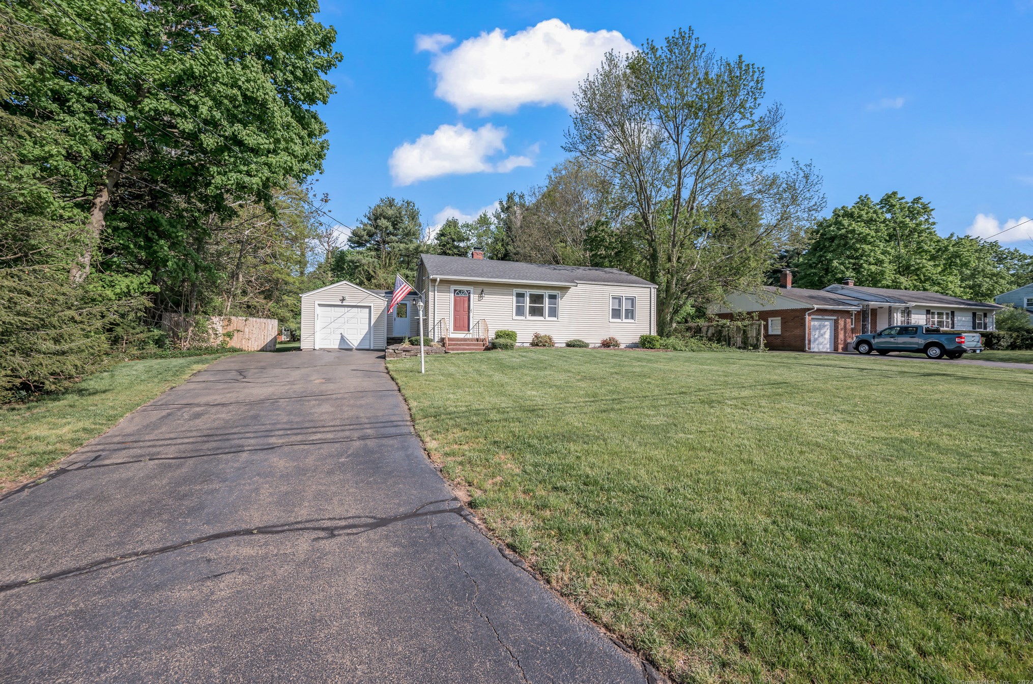 9 Pequot Ave, North Haven, CT 06473 exterior