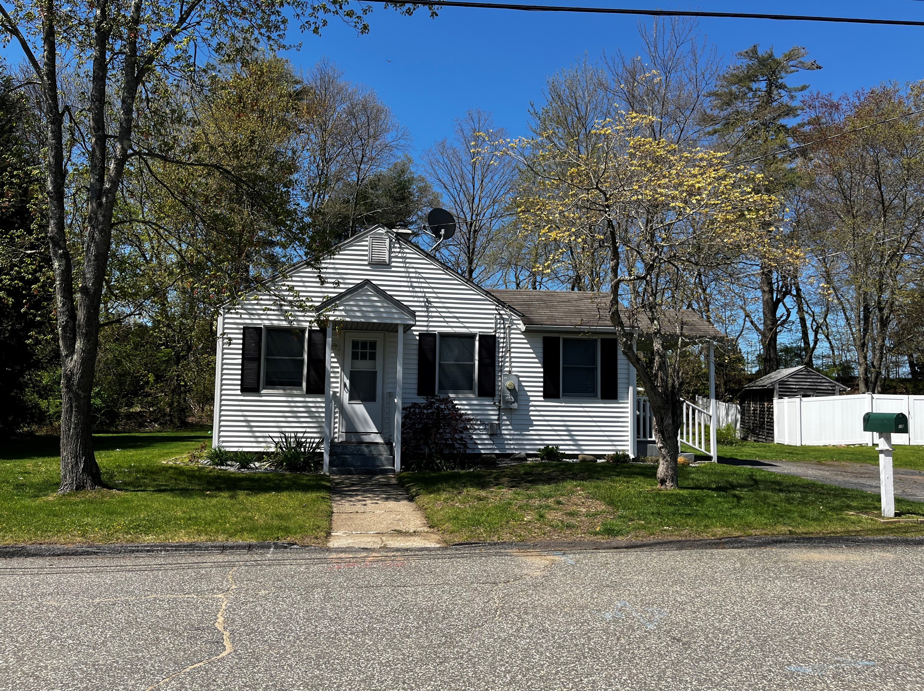 12 End St, Stafford, CT 06076