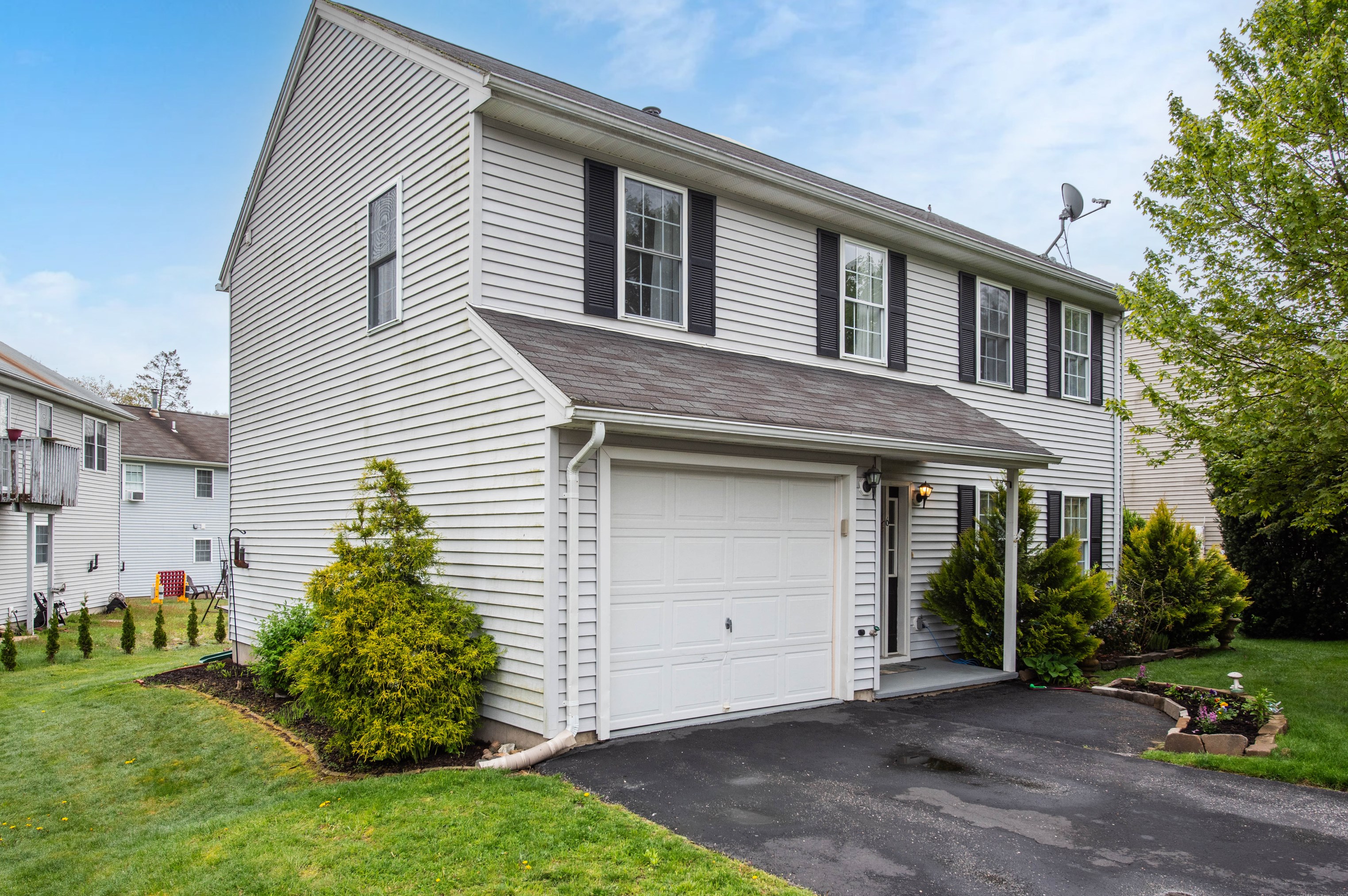 6 Fox Run Ln, New Hartford, CT 06057