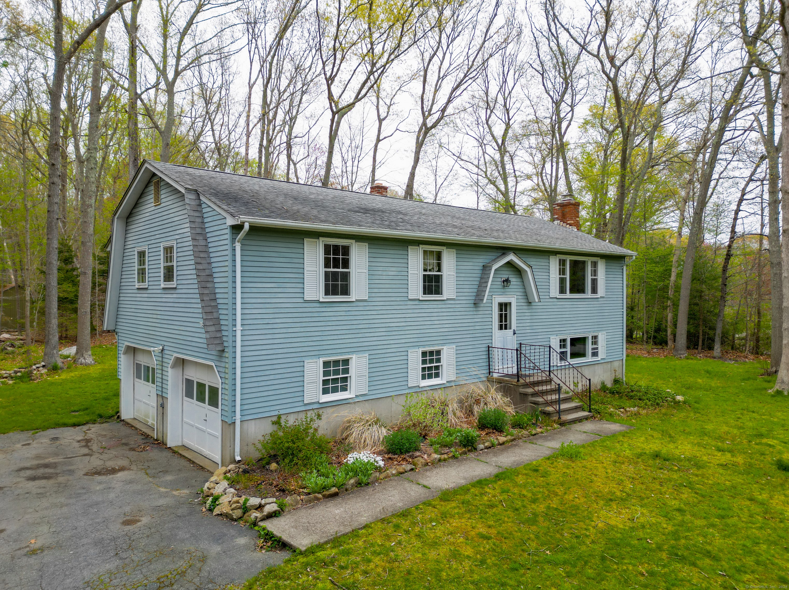 11 Warbler Way, Gales Ferry, CT 06335
