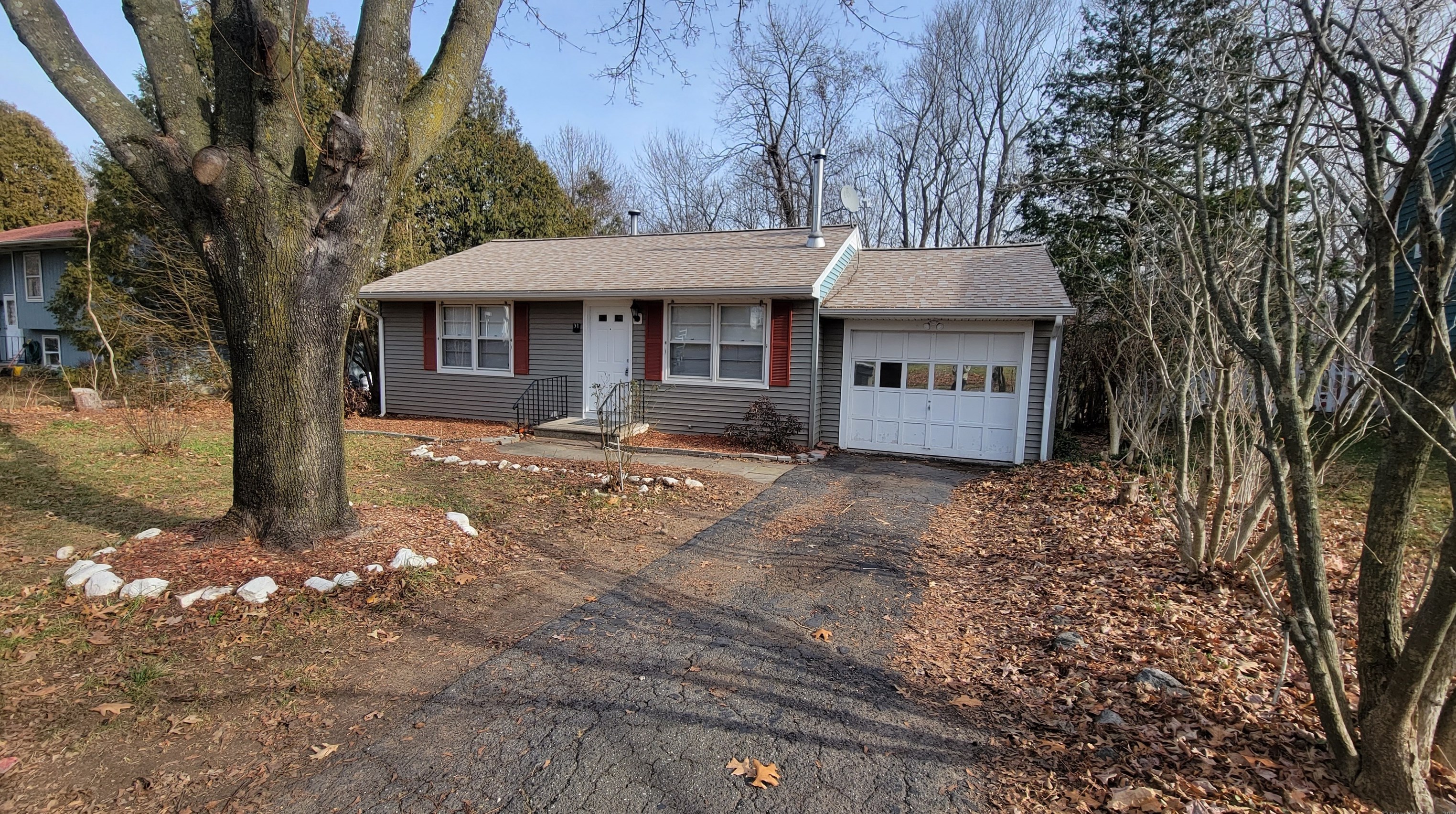 31 Carriage Dr, Union City, CT 06770 exterior