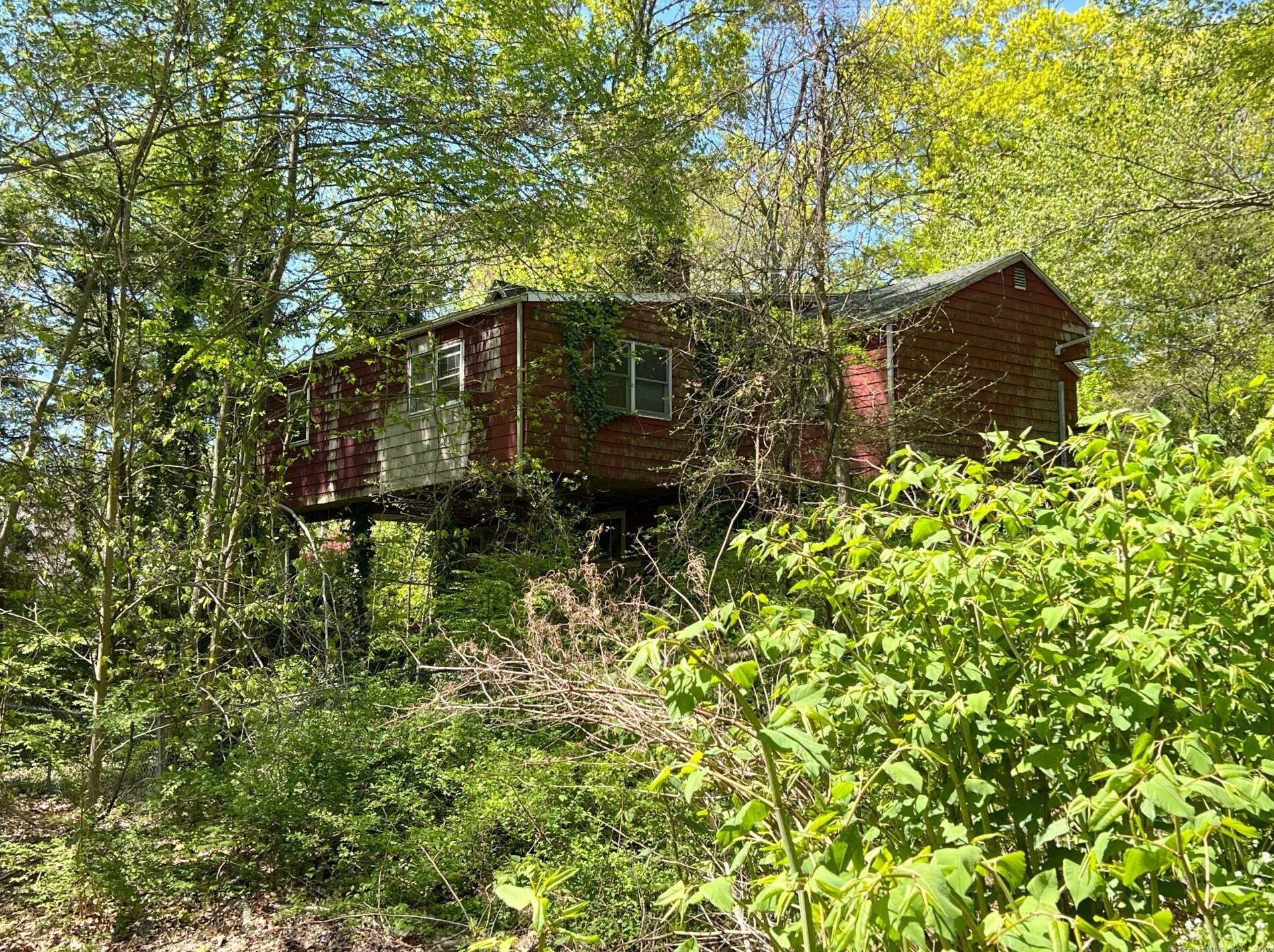 8 Noguchi Trl, Huntington, CT 06484 exterior