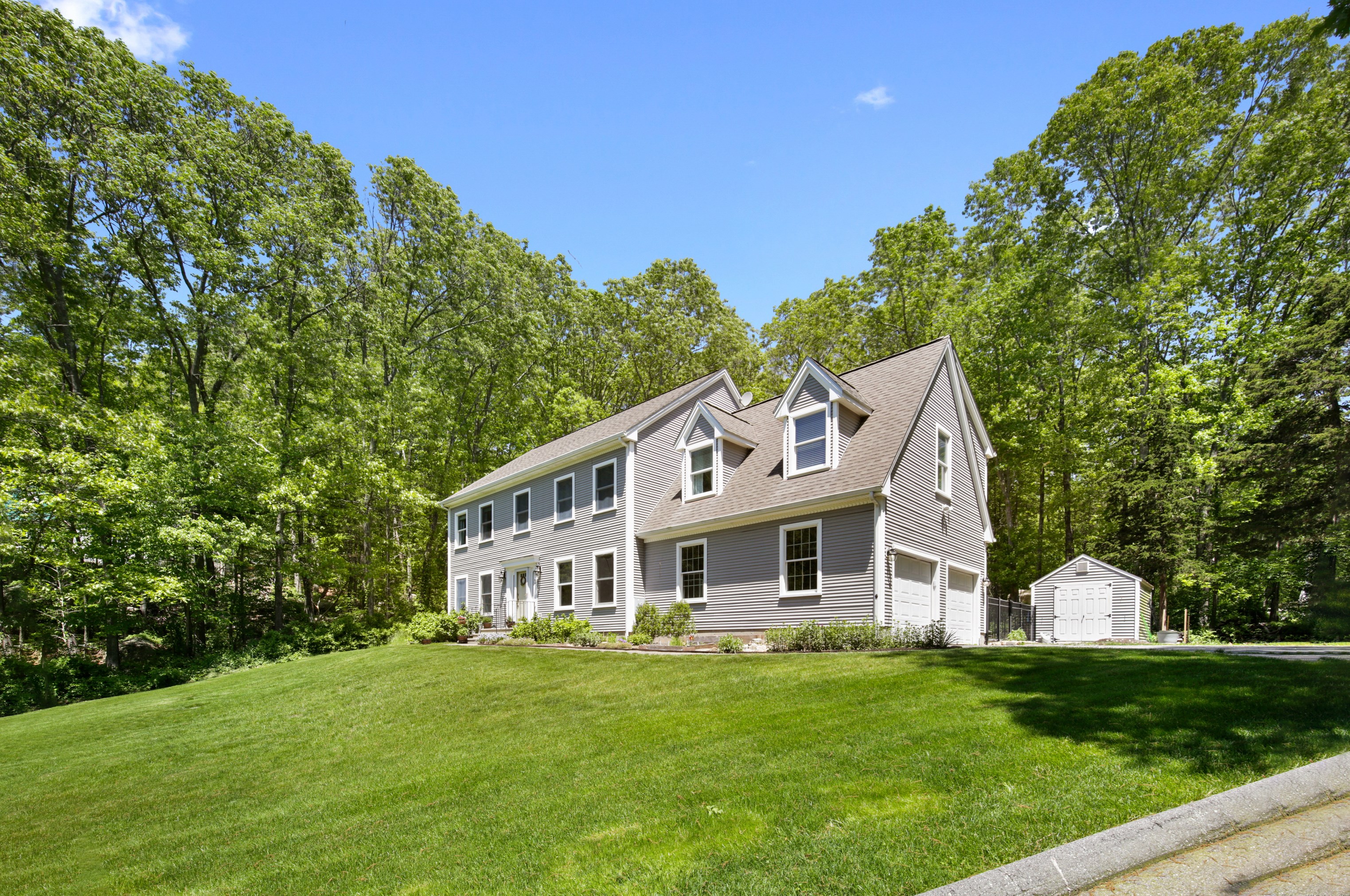 3 Robinhood Dr, Gales Ferry, CT 06335 exterior