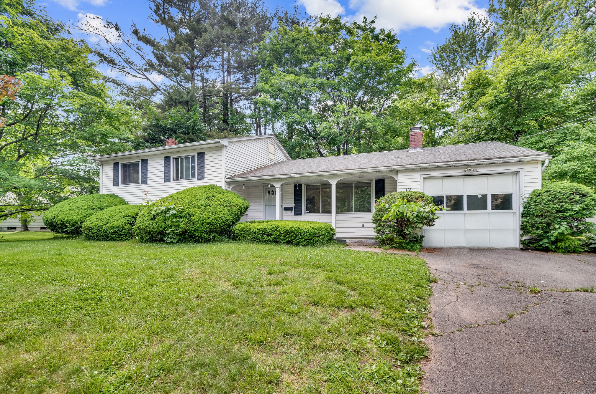 12 Banbury Ln, Bloomfield, CT 06002