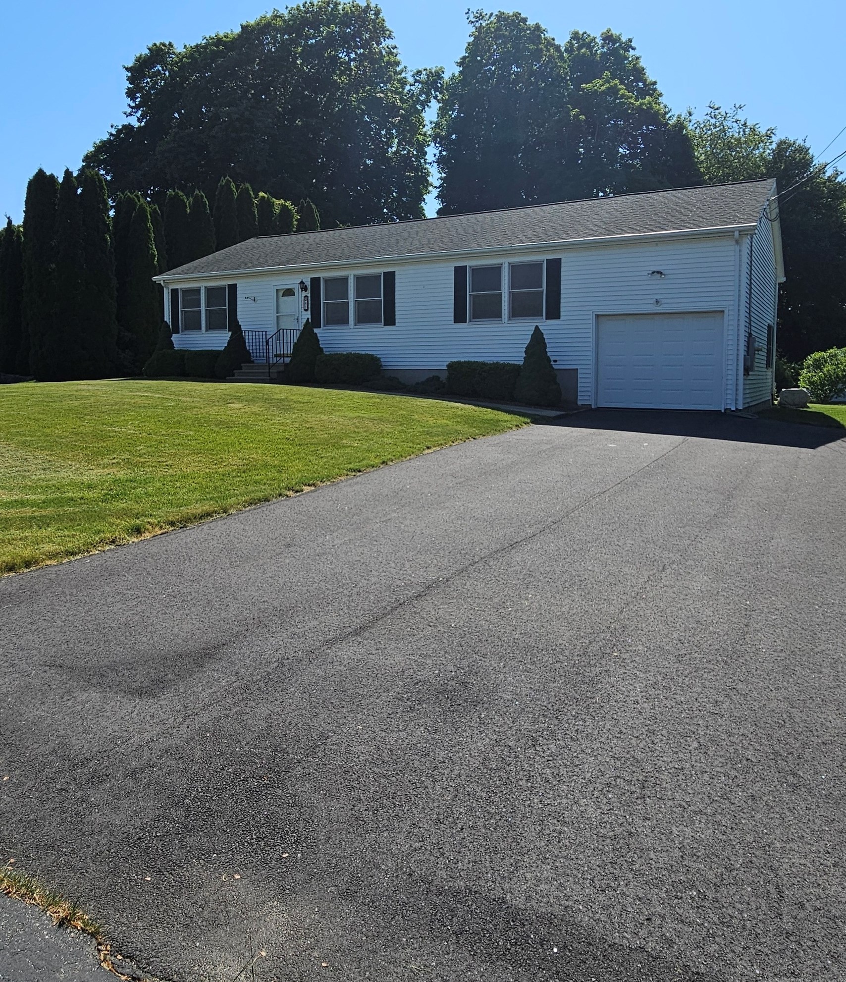 81 Johl Dr, Groton, CT 06340-4520