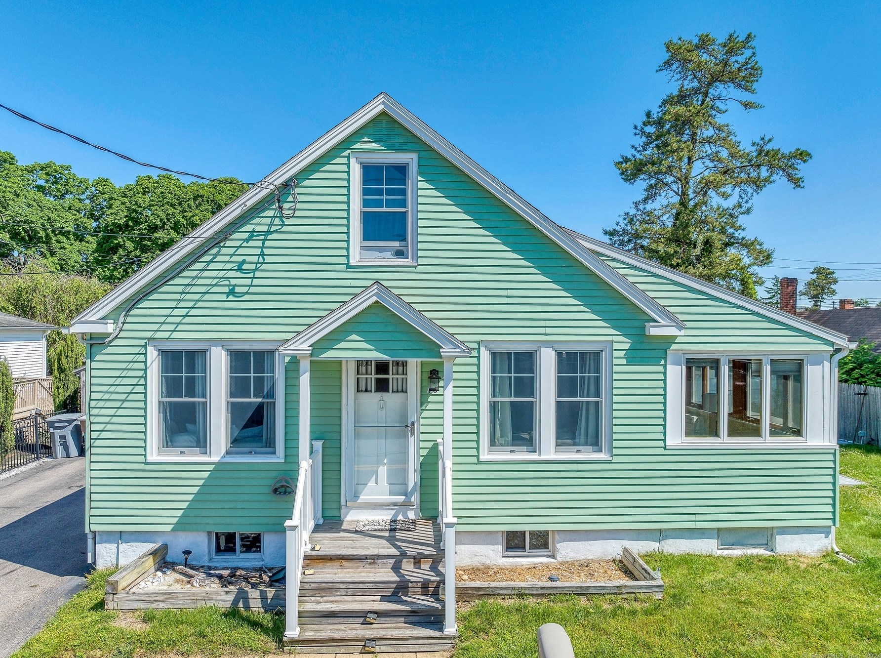 18 South St, Niantic, CT 06357