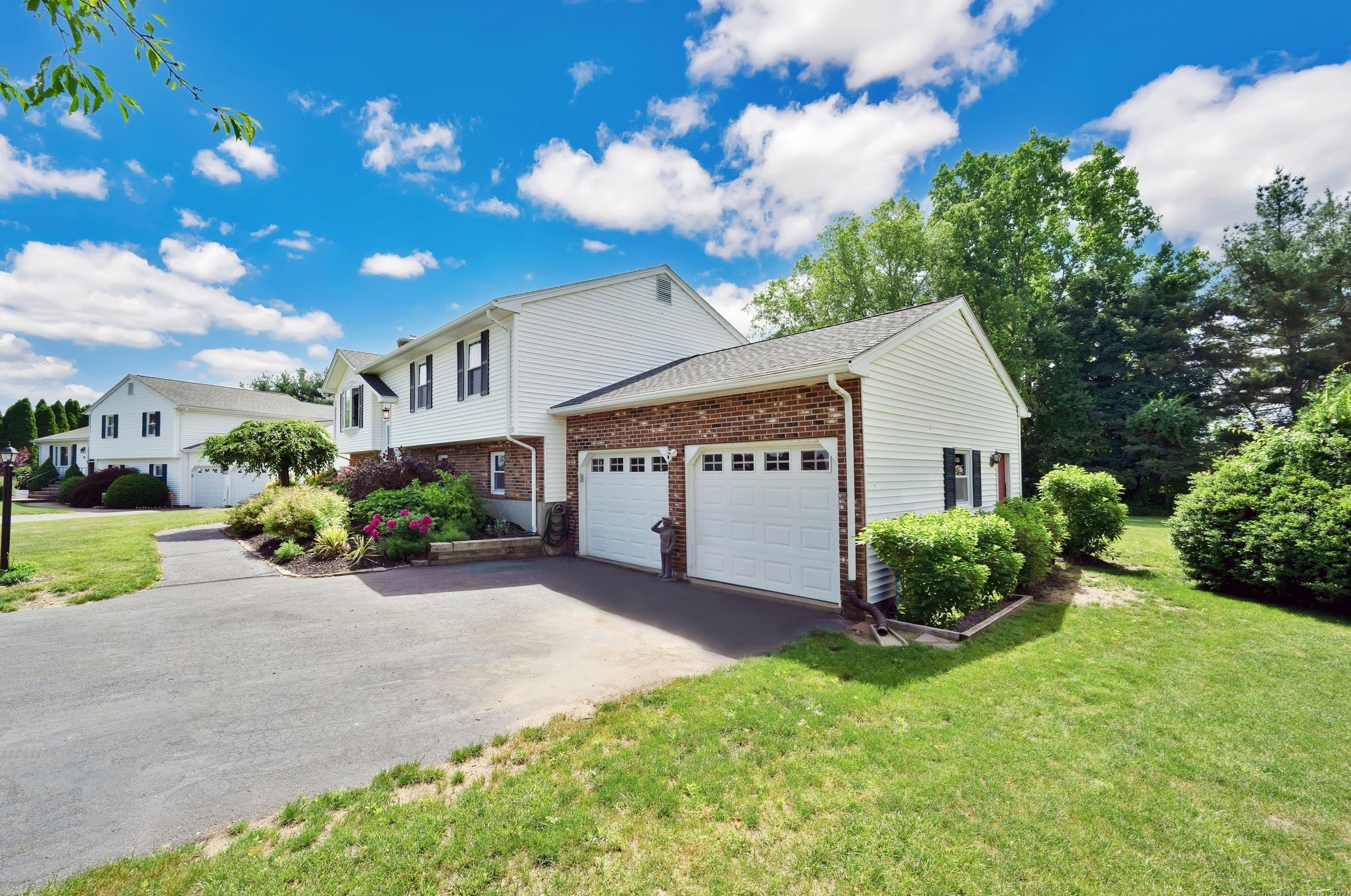 19 S Meadow Ln, Enfield, CT 06082