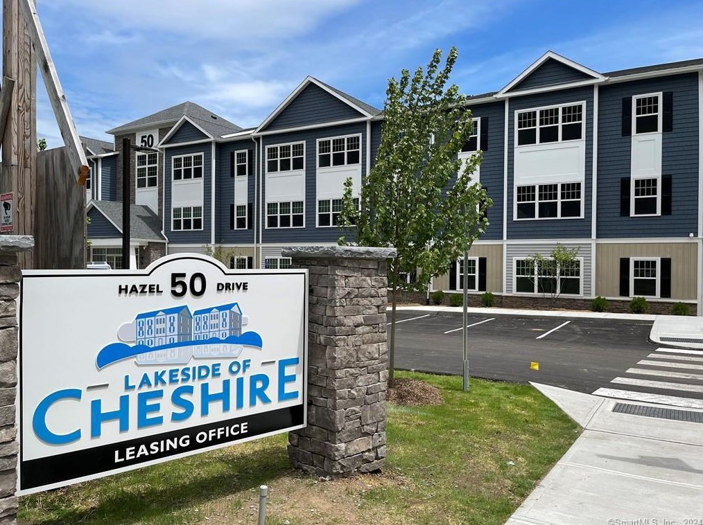 50 Hazel Dr #318, Cheshire, CT 06410