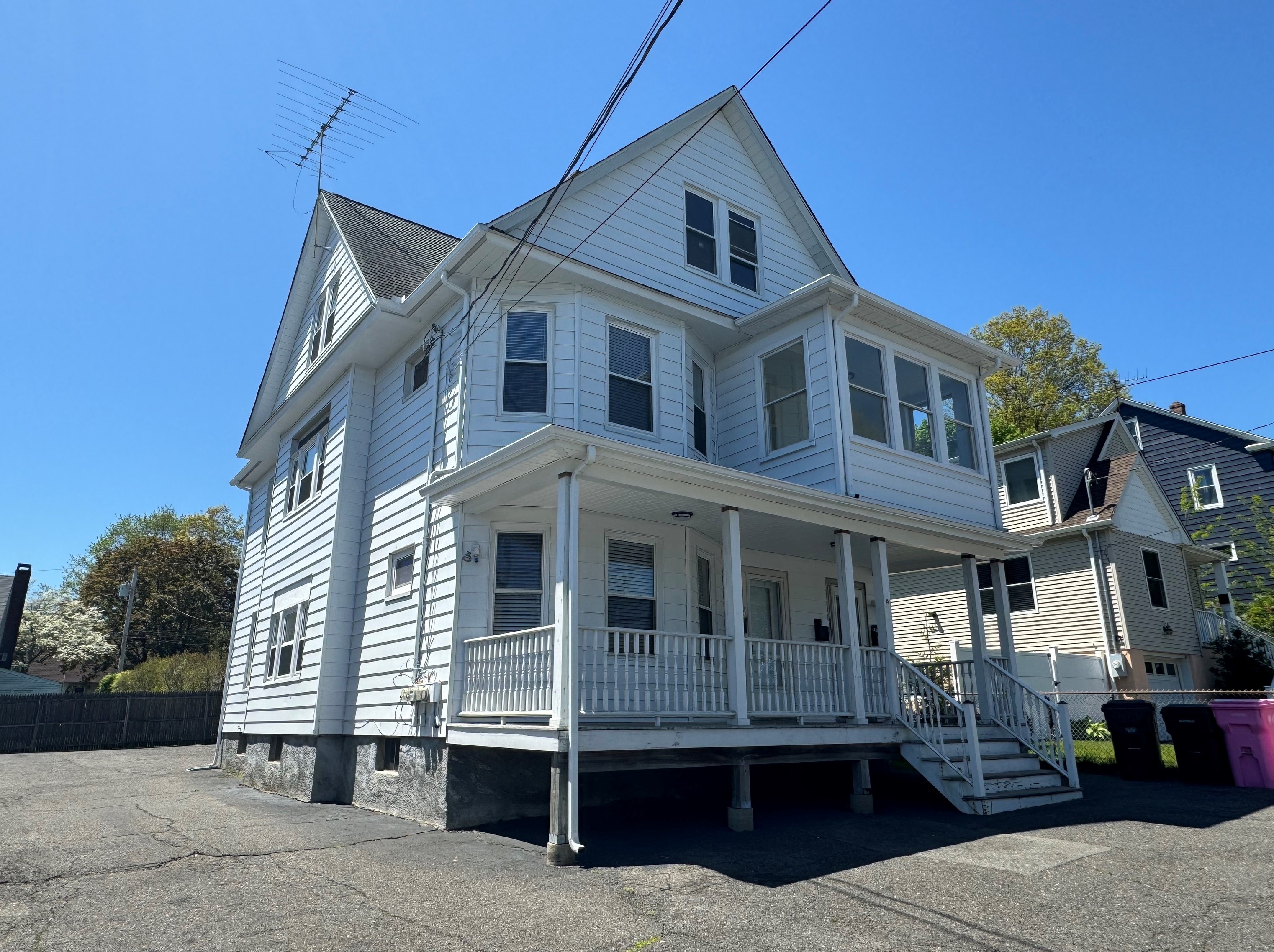 561 Black Rock Tpke, Fairfield CT  06825-4742 exterior