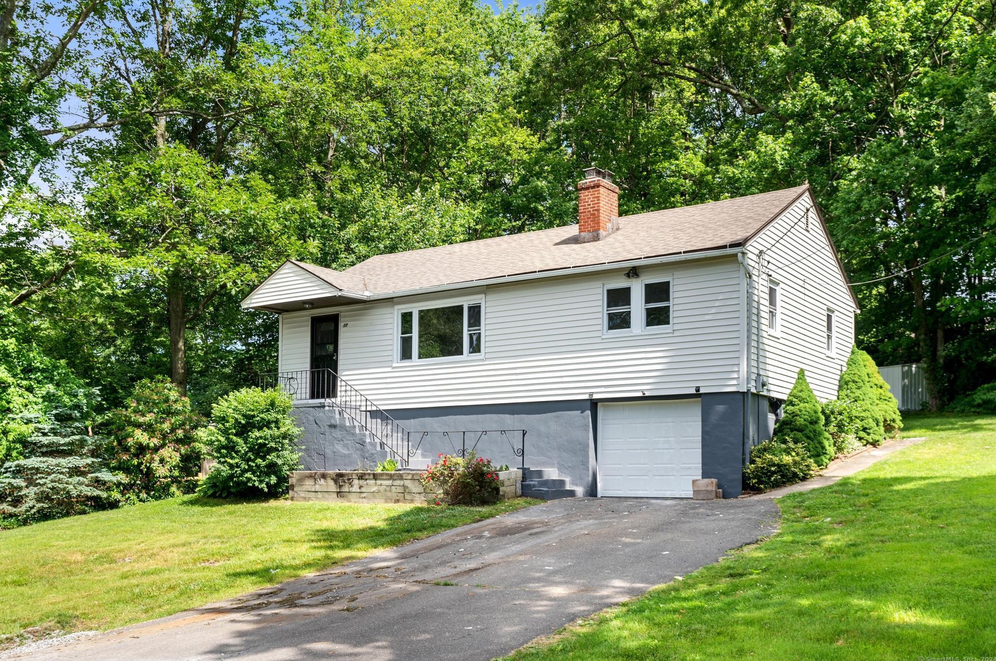 17 Janet Ave, Waterbury, CT 06716 exterior