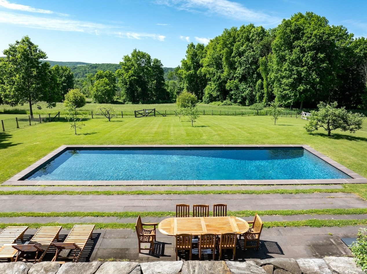 11-17 Valley Rd, Lakeville, CT 06039-2121