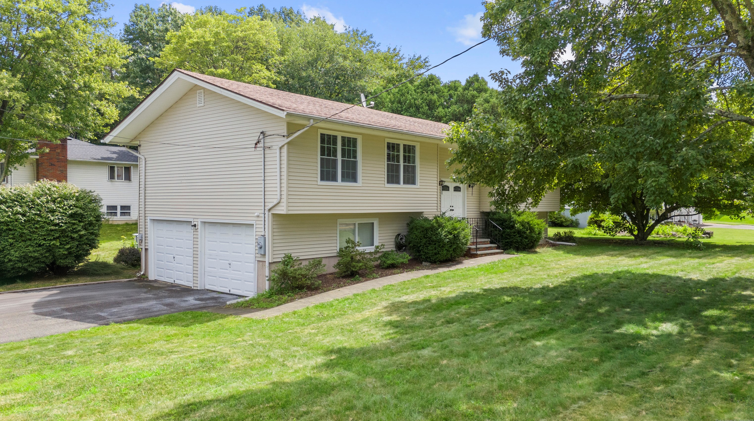 275 Oronoke Rd, Waterbury, CT 06708 exterior