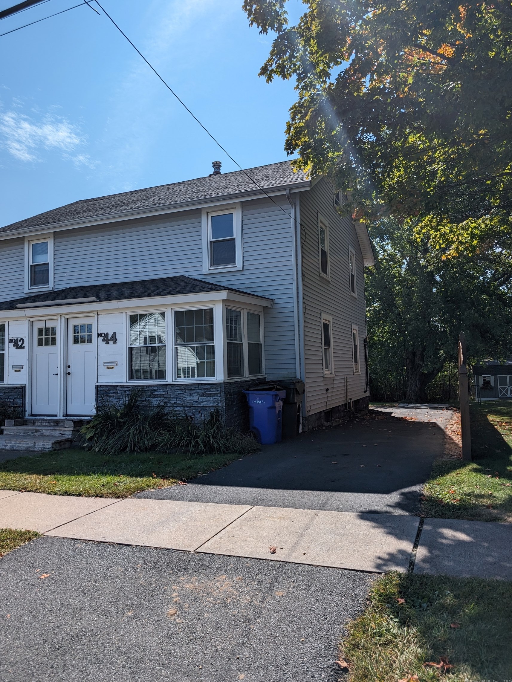 44 Whiton St, Windsor Locks, CT 06096-1815