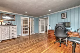700 Royal Ln, Orange, CT 06477 - Photo 20