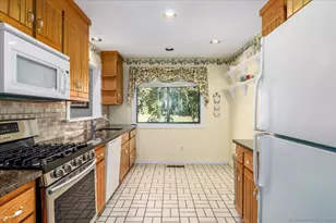 664 Osage Ln, Stratford, CT 06614 - Photo 12