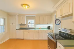 118 Maple Ave, Windsor, CT 06095 - Photo 2