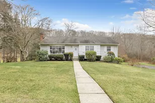 19 Robin Ln, Shelton, CT 06484 - Photo 2