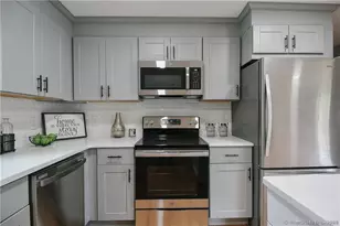 10 N Cobblers Ct, East Lyme, CT 06357 - Photo 4