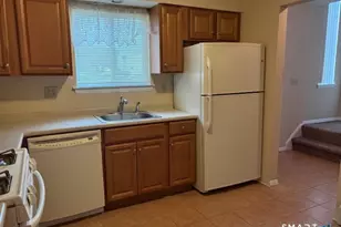 31 Sutton Pl, Bloomfield, CT 06002 - Photo 4