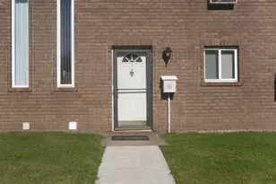 31 Sutton Pl, Bloomfield, CT 06002 - Photo 1