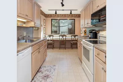 701 Heritage Village #B, Southbury, CT 06488 - Photo 4