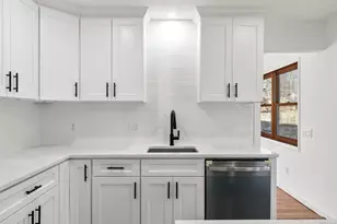 3 Daves Ln, Newtown, CT 06470 - Photo 8