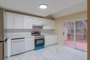 208 Castlewood Dr, Bloomfield, CT 06002 - Photo 8