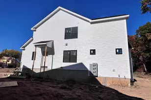 33 Village Cir, Guilford, CT 06437 - Photo 4