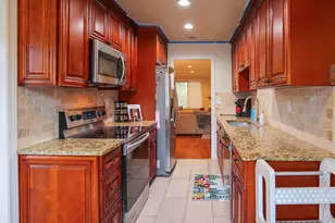 7 Willow Ct, Cromwell, CT 06416 - Photo 2