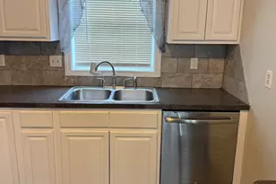 12 Harbison Ave, Hartford, CT 06106 - Photo 6