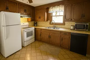 9 Warwick Ln, East Haven, CT 06512 - Photo 6