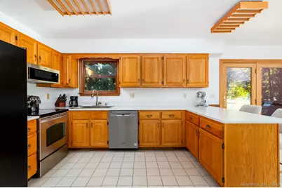 8 Phoebee Lane, Brookfield, CT 06804 - Photo 12