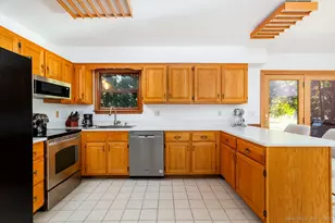 8 Phoebee Ln, Brookfield, CT 06804 - Photo 12