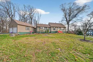 246 Romanock Rd, Fairfield, CT 06825 - Photo 2