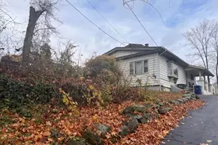 936 Chopsey Hill Rd, Bridgeport, CT 06606 - Photo 2