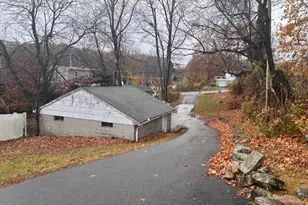 936 Chopsey Hill Rd, Bridgeport, CT 06606 - Photo 6