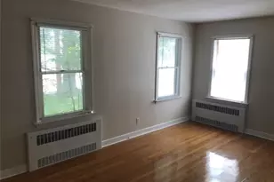 722 Knapps Hwy, Fairfield, CT 06825 - Photo 2