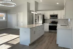 31 Hinman St, West Haven, CT 06516 - Photo 2