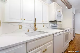 10 Pepperidge Ct, Simsbury, CT 06070 - Photo 8