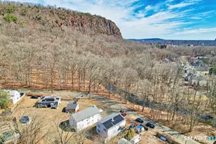 18 W Hills Rd, New Haven, CT 06515 - Photo 8