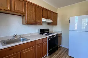 35 Nob Hill Cir, Bridgeport, CT 06610 - Photo 2