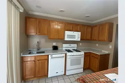 11 Mannions Lane #APT 11, Danbury, CT 06810 - Photo 2
