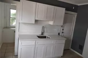 9 Westphal St, West Hartford, CT 06110 - Photo 2