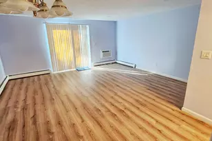 218 Wakefield Cir, East Hartford, CT 06118 - Photo 2