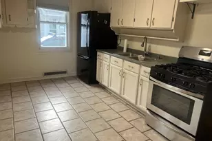 128 Laurel Ct, Plainville, CT 06062 - Photo 2