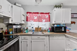 18 Cadbury Pl, Naugatuck, CT 06770 - Photo 2